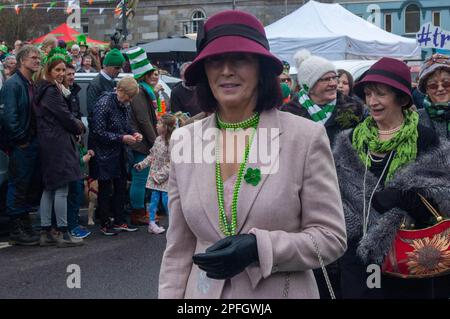 Vendredi 17 mars 2023 Bantry West Cork, Irlande; Bantry a tenu sa St. Défilé de la fête de Patrick aujourd’hui. Plus de 20 flotteurs provenant d'écoles, de clubs et d'entreprises locales ont participé avec Hazel Vickery en tant que Grand Marshall et dirigé par Ballingeary Pipe Band. Il s'agit de la parade de 2nd qui aura lieu depuis la pandémie Covid de 19. Plus de 200 personnes se sont tournées vers le défilé de Gearoid O’Leary. Marie O'Mahony a participé avec Bantry ICA. Credit ED/Alamy Live News. Banque D'Images