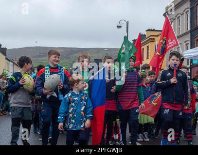 Vendredi 17 mars 2023 Bantry West Cork, Irlande; Bantry a tenu sa St. Défilé de la fête de Patrick aujourd’hui. Plus de 20 flotteurs provenant d'écoles, de clubs et d'entreprises locales ont participé avec Hazel Vickery en tant que Grand Marshall et dirigé par Ballingeary Pipe Band. Il s'agit de la parade de 2nd qui aura lieu depuis la pandémie Covid de 19. Plus de 200 personnes se sont tournées vers le défilé de Gearoid O’Leary. Le club de rugby de Bantry Bay a participé. Credit ED/Alamy Live News. Banque D'Images