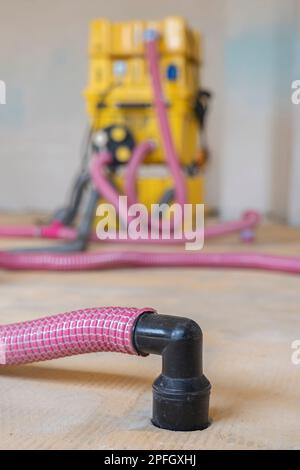 Rénovation de la table dans un bâtiment résidentiel après de graves dommages causés par l'eau Banque D'Images