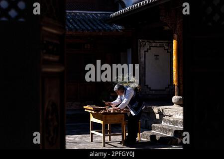 (230317) -- JIANCHUAN, 17 mars 2023 (Xinhua) -- Duan Sixing fait un travail de sculpture sur bois dans le comté de Jianchuan, préfecture autonome de Dali Bai, dans la province du Yunnan, dans le sud-ouest de la Chine, le 1 décembre 2022. Le comté de Jianchuan, situé dans la préfecture autonome de Dali Bai, dans la province du Yunnan, dans le sud-ouest de la Chine, a une longue histoire de sculpture sur bois datant des dynasties Tang (618-907) et Song (960-1279). Les compétences de sculpture se sont progressivement développées d'un relief à une couche jusqu'à un relief de creux à sept couches, et sont maintenant appliquées à la fabrication de pièces d'architecture, de meubles en bois, de peintures murales et de souvenirs touristiques. Un haut- Banque D'Images