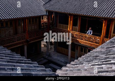 (230317) -- JIANCHUAN, 17 mars 2023 (Xinhua) -- Duan Sixing vérifie le site de construction de son musée de la sculpture sur bois dans le comté de Jianchuan, préfecture autonome de Dali Bai, dans la province du Yunnan, au sud-ouest de la Chine, à 11 mars 2023. Le comté de Jianchuan, situé dans la préfecture autonome de Dali Bai, dans la province du Yunnan, dans le sud-ouest de la Chine, a une longue histoire de sculpture sur bois datant des dynasties Tang (618-907) et Song (960-1279). Les compétences de sculpture se sont progressivement développées d'un relief à une couche jusqu'à un relief de creux à sept couches, et sont maintenant appliquées à la fabrication de pièces d'architecture, de meubles en bois, de peinture murale Banque D'Images