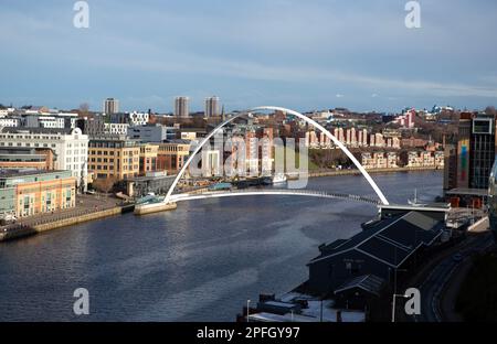 Une vue aérienne du pont du Millénaire de Gateshead et de la rivière Tyne, prise depuis le sommet du pont de Tyne dans la ville de Newcastle, dans le nord-est de l'Angleterre Banque D'Images