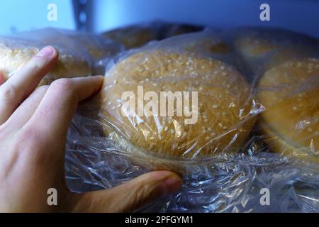 Aliments surgelés sur une étagère d'un congélateur domestique, concept de stockage des aliments à longue durée de vie. Mise au point sélective Banque D'Images