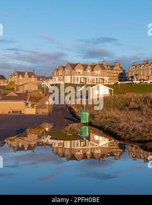 16 mars 2023. Club de golf de Moray, Lossiemouth, Moray, Écosse. Il s'agit du club de golf de Moray et des bâtiments environnants qui se reflètent sur une certaine inondation dans la voiture Banque D'Images