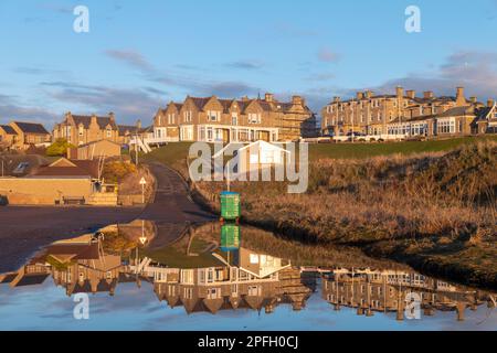 16 mars 2023. Club de golf de Moray, Lossiemouth, Moray, Écosse. Il s'agit du club de golf de Moray et des bâtiments environnants qui se reflètent sur une certaine inondation dans la voiture Banque D'Images