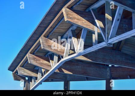 Bâtiment standard à ossature de bois avec vue rapprochée sur les fermes de toit. Détails architecturaux Banque D'Images