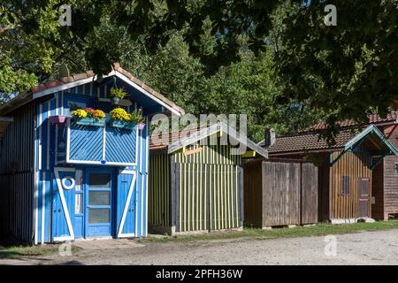 Biganos, sur la baie d'Arcachon en France. Les maisons de pêcheurs en bois colorées du pittoresque port de pêche Banque D'Images