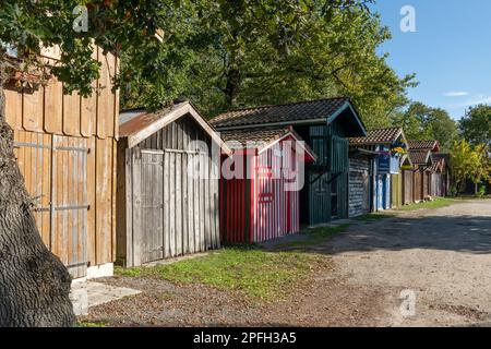 Biganos, sur la baie d'Arcachon en France. Les maisons de pêcheurs en bois colorées du pittoresque port de pêche Banque D'Images