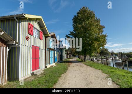 Biganos, sur la baie d'Arcachon en France. Les maisons de pêcheurs en bois colorées du pittoresque port de pêche Banque D'Images