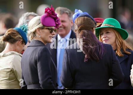 Zara Tindall et Sarah-Jane Mee (à droite) le quatrième jour du festival de Cheltenham à l'hippodrome de Cheltenham. Date de la photo: Vendredi 17 mars 2023. Banque D'Images