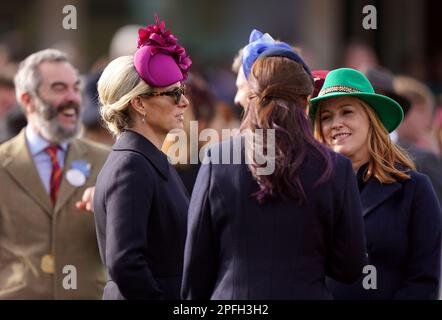 Zara Tindall et Sarah-Jane Mee (à droite) le quatrième jour du festival de Cheltenham à l'hippodrome de Cheltenham. Date de la photo: Vendredi 17 mars 2023. Banque D'Images