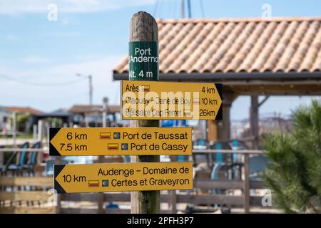 Andernos (bassin d'Arcachon, France). Indicateurs de direction pour les sentiers de randonnée menant aux ports à proximité Banque D'Images