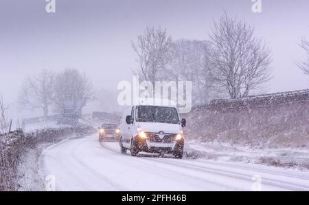 La neige rend les conditions de conduite difficiles sur la A684 entre Hawes et Bainbridge à Wensleydale, dans le Yorkshire Dales, Royaume-Uni. Banque D'Images