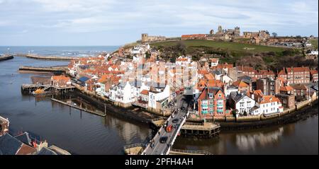 WHITBY, ROYAUME-UNI - 12 MARS 2023. Un paysage aérien du port et de la ville balnéaire de Whitby dans le North Yorkshire avec l'abbaye de Whitby Banque D'Images
