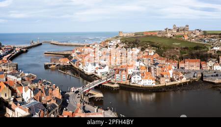 WHITBY, ROYAUME-UNI - 12 MARS 2023. Paysage aérien du port et de la ville balnéaire de Whitby dans le North Yorkshire avec l'abbaye de Whitby en vue Banque D'Images