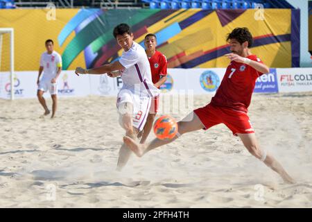 Pattaya, Thaïlande. 17th mars 2023. Liu Haoran (front L) de Chine tire pendant le match du Groupe C entre la Chine et le Liban à la coupe asiatique de football de plage 2023 à Pattaya, Thaïlande, 17 mars 2023. Credit: Rachen Sageamsak/Xinhua/Alay Live News Banque D'Images