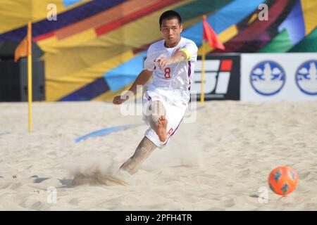 Pattaya, Thaïlande. 17th mars 2023. CAI Weiming de Chine tire pendant le match du groupe C entre la Chine et le Liban à la coupe asiatique de football de plage 2023 à Pattaya, Thaïlande, 17 mars 2023. Credit: Rachen Sageamsak/Xinhua/Alay Live News Banque D'Images