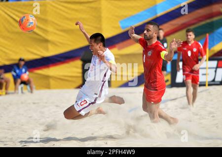 Pattaya, Thaïlande. 17th mars 2023. CAI Weiming (L) de Chine participe au match du Groupe C entre la Chine et le Liban à la coupe asiatique de football de plage 2023 à Pattaya, Thaïlande, 17 mars 2023. Credit: Rachen Sageamsak/Xinhua/Alay Live News Banque D'Images