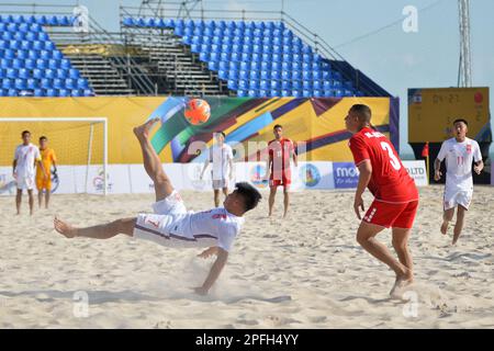 Pattaya, Thaïlande. 17th mars 2023. Bai Fan (front L) de Chine tire pendant le match du Groupe C entre la Chine et le Liban à la coupe asiatique de football de plage 2023 à Pattaya, Thaïlande, 17 mars 2023. Credit: Rachen Sageamsak/Xinhua/Alay Live News Banque D'Images