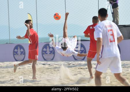 Pattaya, Thaïlande. 17th mars 2023. Gong Enjian (2nd L) de Chine tire pendant le match du Groupe C entre la Chine et le Liban à la coupe asiatique de football de plage 2023 à Pattaya, Thaïlande, 17 mars 2023. Credit: Rachen Sageamsak/Xinhua/Alay Live News Banque D'Images