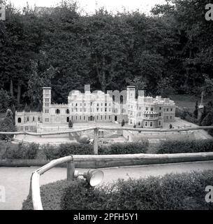 1950s, historique, au village modèle Blackgang Chime, un modèle à échelle de la maison Osborne, île de Wight, Angleterre, Royaume-Uni. Ouvert en 1843, Blackgang Chine est un vieux parc d'attractions situé sur la côte de l'île. Osborne House est une ancienne résidence royale à East Cowes, construite au milieu du siècle pour la reine Victoria et le prince Albert comme une maison d'été, basée sur le style d'un palais de la Renaissance italienne. Banque D'Images