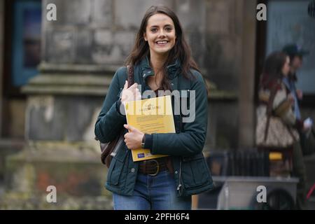 L'actrice Meg Bellamy, qui joue des scènes de tournage de Kate Middleton pour la prochaine saison de la Couronne à St Andrews, en Écosse. Date de la photo: Vendredi 17 mars 2023. Banque D'Images