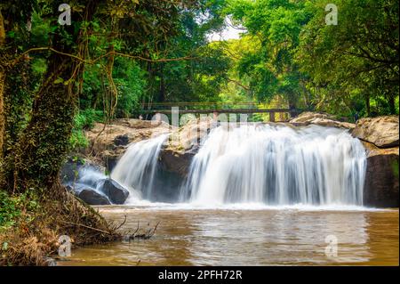 Cascade de Mae sa près de Chiang Mai, Thaïlande. Eau courante dans la forêt tropicale. Banque D'Images