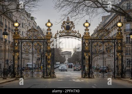 Paris, France - 03 15 2023 : Parc Monceau. Vue sur l'Arc de Triomphe derrière la porte d'or du parc Banque D'Images