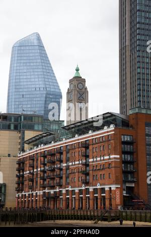 LA tour OXO (où se trouve le restaurant, bar et brasserie Oxo Tower) a été prise en sandwich entre un Blackfriars (à gauche) et la tour South Bank (à droite) vu depuis un bateau sur la Tamise à Londres. (133) Banque D'Images