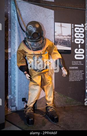 SiEBE Gorman divers costume et casque; le genre utilisé pour creuser les fondations de Tower Bridge, et maintenant en démonstration dans le centre des visiteurs là. Londres. ROYAUME-UNI. (133) Banque D'Images