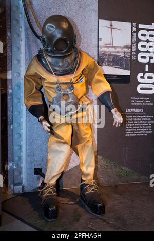 SiEBE Gorman divers costume et casque; le genre utilisé pour creuser les fondations de Tower Bridge, et maintenant en démonstration dans le centre des visiteurs là. Londres. ROYAUME-UNI. (133) Banque D'Images