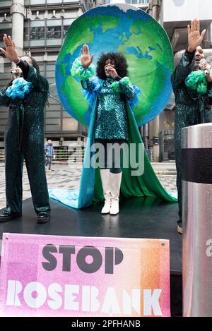 Londres, Royaume-Uni. 17 mars 2023. Les activistes du climat « Mother Rise Up » ont manifesté à l'approche de la fête des mères pour appeler le marché de l'assurance du Lloyd's. Banque D'Images