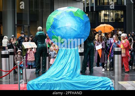 Londres, Royaume-Uni. 17 mars 2023. Les activistes du climat « Mother Rise Up » ont manifesté à l'approche de la fête des mères pour appeler le marché de l'assurance du Lloyd's. Banque D'Images