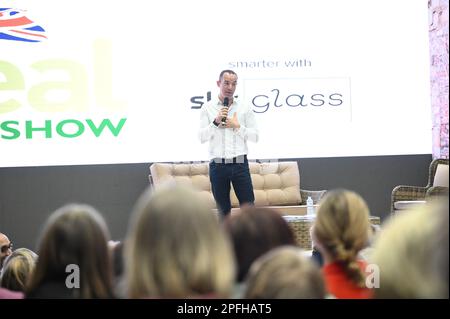 Londres, Royaume-Uni. 17th mars 2023. Intervenants Martin Lewis, Cut Your Bills, Fight Your Cornerat The Ideal Home Show 2023 à Olympia Londres. Crédit : voir Li/Picture Capital/Alamy Live News Banque D'Images