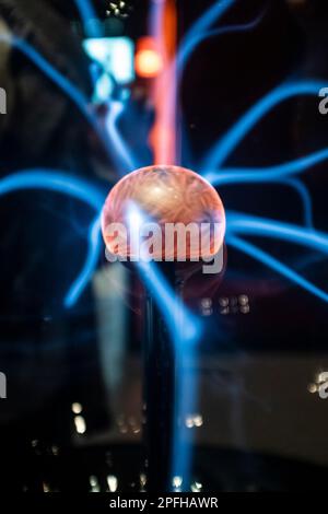 Boule d'énergie orange avec des rayons d'éclair de plasma bleu Banque D'Images