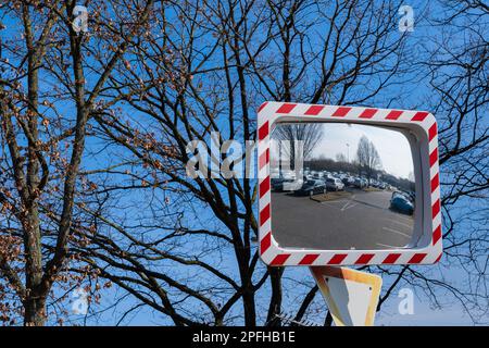 Miroir de rue dans un grand parking. Les voitures garées sont affichées. Ciel bleu. Banque D'Images