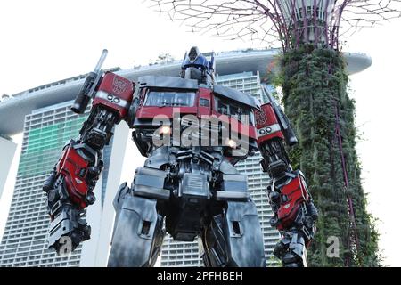 Singapour, Singapour. 17th mars 2023. Transformers statue grandeur nature du chef de l'Autobot Optimus Prime exposée aux jardins près de la baie de Singapour. Les statues font partie d'une tournée mondiale des statues en vue du premier ministre du film Transformers : la montée de la Bête sur 8 juin 2023. Crédit : SOPA Images Limited/Alamy Live News Banque D'Images