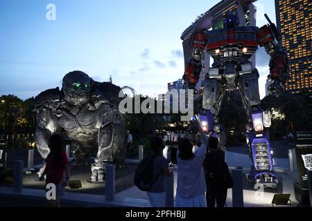 Singapour, Singapour. 17th mars 2023. Transformers statues grandeur nature du leader de l'Autobot Optimus Prime (R) et du leader maximum Optimus Primal exposées aux jardins près de la baie de Singapour. Les statues font partie d'une tournée mondiale des statues en vue du premier ministre du film Transformers : la montée de la Bête sur 8 juin 2023. Crédit : SOPA Images Limited/Alamy Live News Banque D'Images