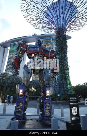 Singapour, Singapour. 17th mars 2023. Transformers statue grandeur nature du chef de l'Autobot Optimus Prime exposée aux jardins près de la baie de Singapour. Les statues font partie d'une tournée mondiale des statues en vue du premier ministre du film Transformers : la montée de la Bête sur 8 juin 2023. Crédit : SOPA Images Limited/Alamy Live News Banque D'Images