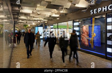 UDINE, Italie - 8 décembre 2022: Arcade commerciale bondée dans le centre-ville Banque D'Images