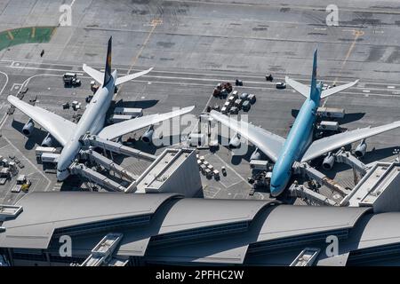 Deux Airbus A-380 garés à un terminal de l'aéroport international de Los Angeles (LAX) vu à partir d'un hélicoptère Banque D'Images