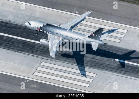 Atterrissage commercial d'un avion de ligne à l'aéroport international de Los Angeles au LAX vu d'un hélicoptère Banque D'Images