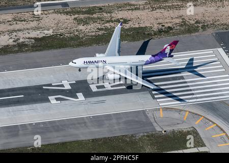 Atterrissage commercial d'un avion de ligne à l'aéroport international de Los Angeles au LAX vu d'un hélicoptère Banque D'Images