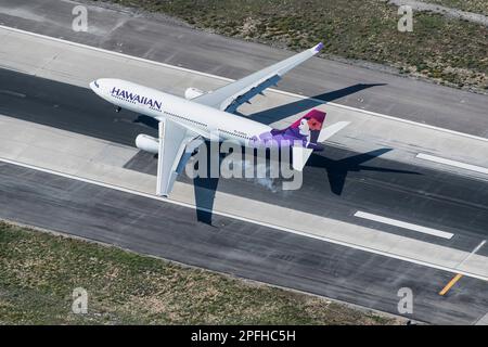 Atterrissage commercial d'un avion de ligne à l'aéroport international de Los Angeles au LAX vu d'un hélicoptère Banque D'Images