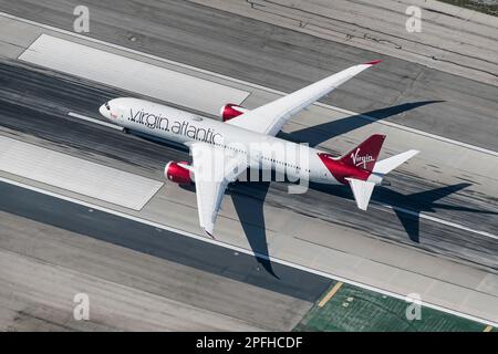 Décollage d'un avion de ligne commercial à l'aéroport international LAX Los Angeles vu à partir d'un hélicoptère Banque D'Images