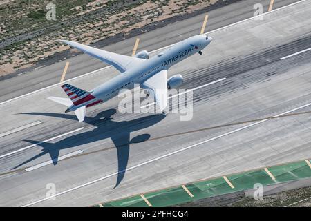 Décollage d'un avion de ligne commercial à l'aéroport international LAX Los Angeles vu à partir d'un hélicoptère Banque D'Images