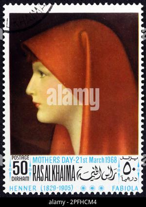 Ras AL-KHAIMAH - VERS 1968 : un timbre imprimé à Ras al-Khaimah montre Fabiola avec foulard rouge, portrait, peinture de Jean-Jacques Henner (1829-1905) Banque D'Images