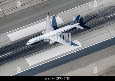 Atterrissage commercial d'un avion de ligne à l'aéroport international de Los Angeles au LAX vu d'un hélicoptère Banque D'Images