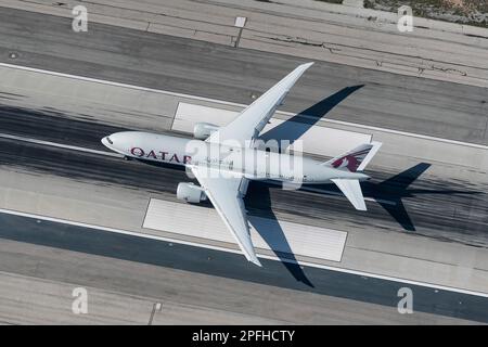 Atterrissage commercial d'un avion de ligne à l'aéroport international de Los Angeles au LAX vu d'un hélicoptère Banque D'Images