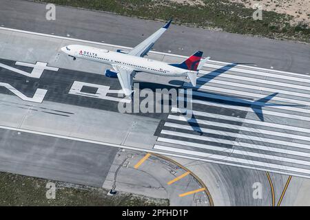 Atterrissage commercial d'un avion de ligne à l'aéroport international de Los Angeles au LAX vu d'un hélicoptère Banque D'Images